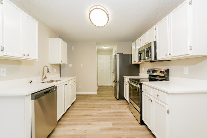 1,975/Mo, 1245 Kenwood Dr Greenwood, IN 46143 Kitchen View