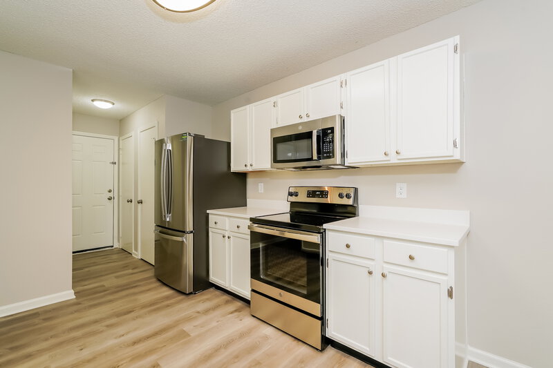 1,975/Mo, 1245 Kenwood Dr Greenwood, IN 46143 Kitchen View 2