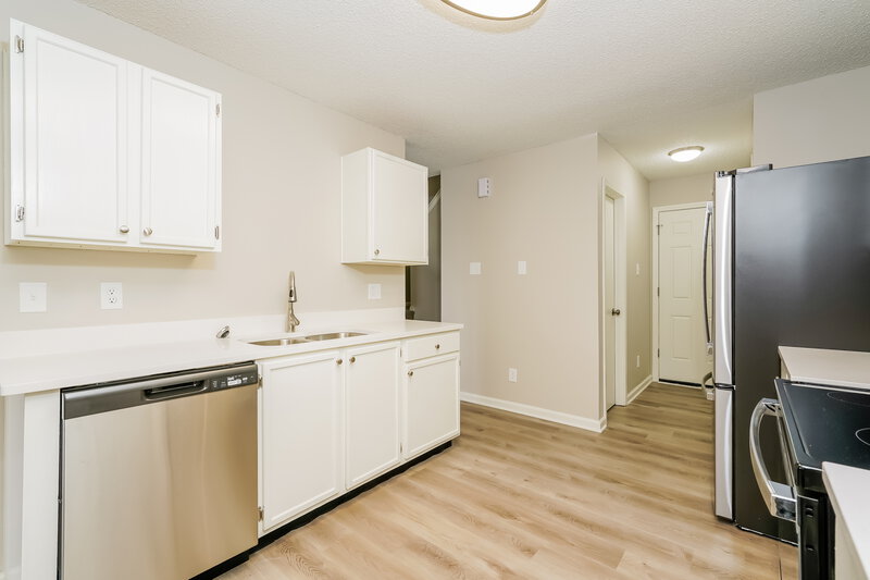 1,975/Mo, 1245 Kenwood Dr Greenwood, IN 46143 Kitchen View 4