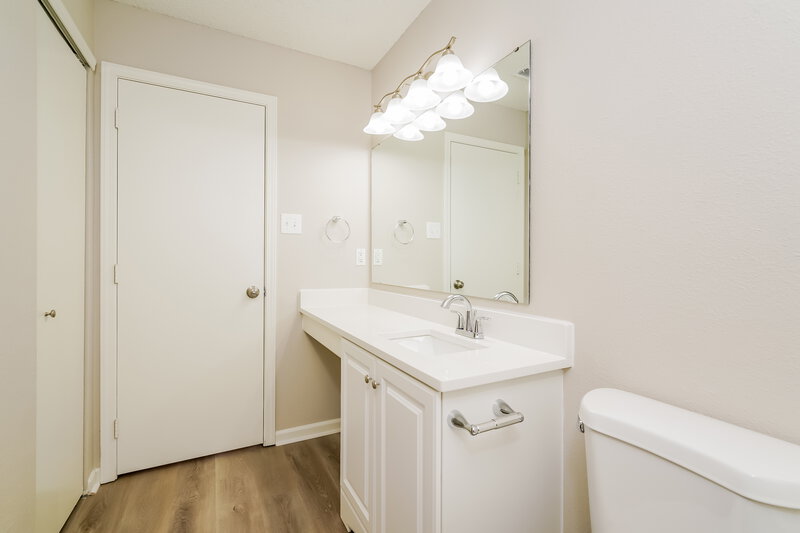 1,975/Mo, 1245 Kenwood Dr Greenwood, IN 46143 Main Bathroom View