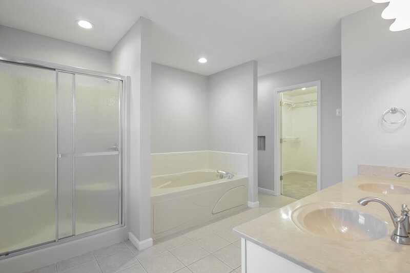 4,200/Mo, 1903 Windsor Ln Danville, IN 46122 Main Bathroom View