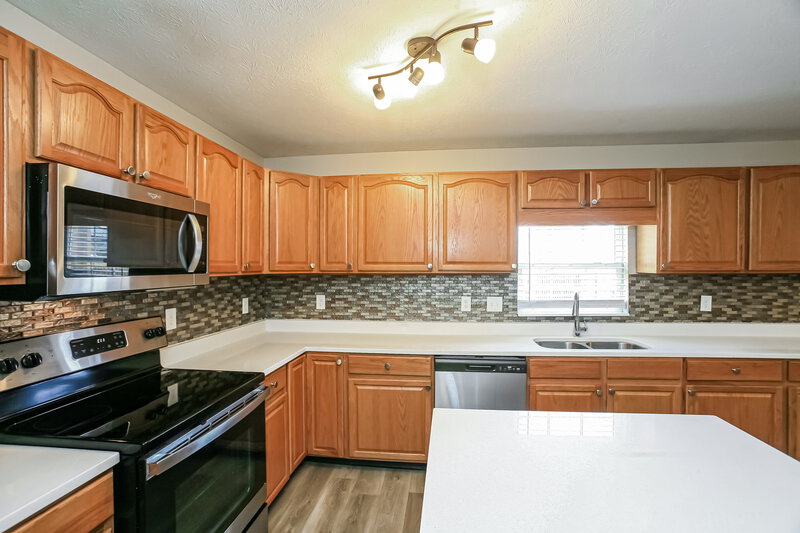 3,210/Mo, 8139 Lawrence Woods Blvd Indianapolis, IN 46236 Kitchen View 2