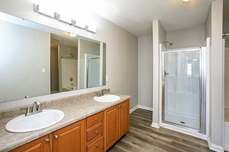 3,210/Mo, 8139 Lawrence Woods Blvd Indianapolis, IN 46236 Main Bathroom View