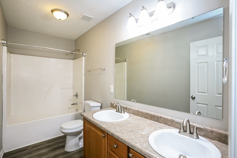 3,210/Mo, 8139 Lawrence Woods Blvd Indianapolis, IN 46236 Bathroom View