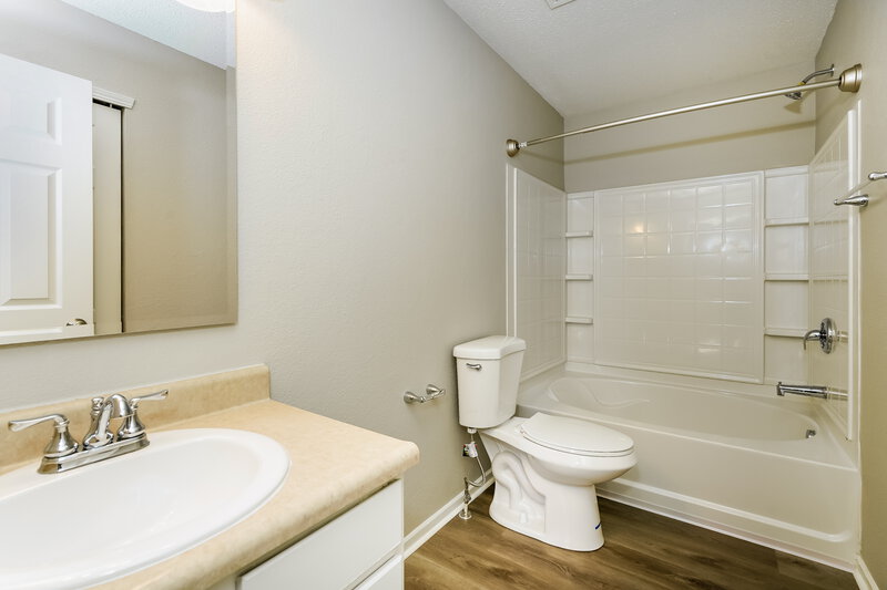1,560/Mo, 7852 States Bend Ln Indianapolis, IN 46239 Main Bathroom View