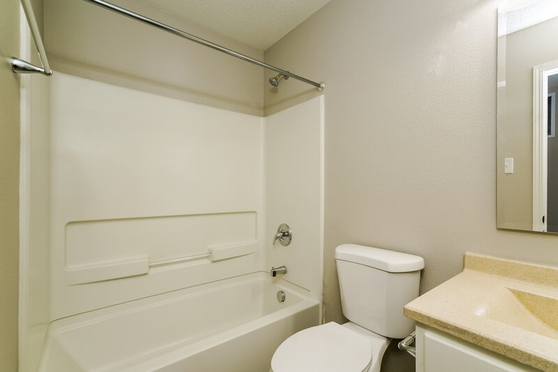 1,560/Mo, 7852 States Bend Ln Indianapolis, IN 46239 Bathroom View