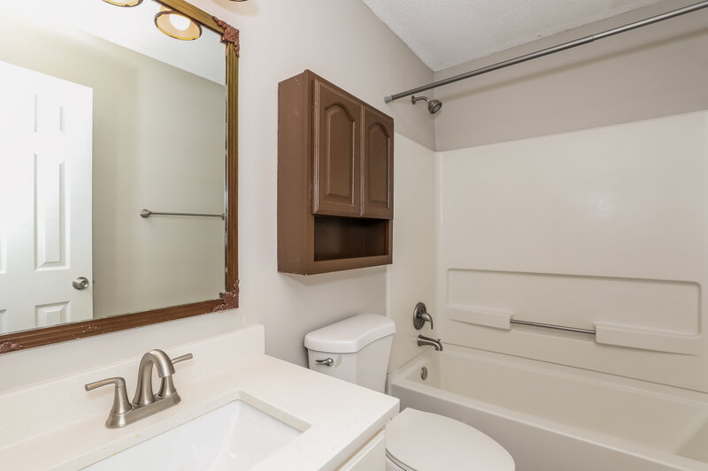 2,270/Mo, 10392 Split Rock Way Indianapolis, IN 46234 Bathroom View