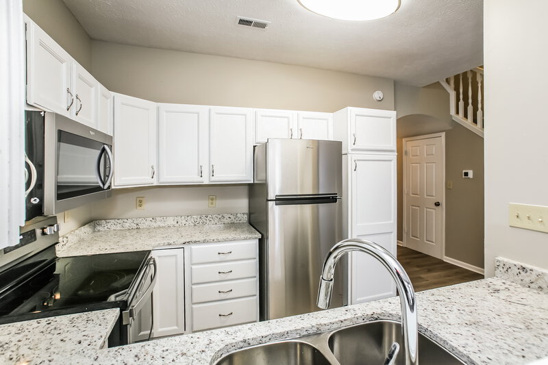 2,300/Mo, 3440 Windham Lake Rd Unit 7 Indianapolis, IN 46214 Kitchen View 2