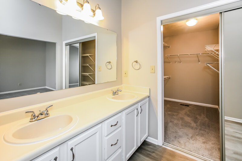 2,300/Mo, 3440 Windham Lake Rd Unit 7 Indianapolis, IN 46214 Main Bathroom View
