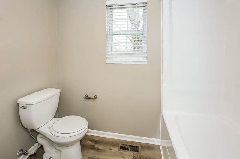 2,300/Mo, 3440 Windham Lake Rd Unit 7 Indianapolis, IN 46214 Main Bathroom View 2