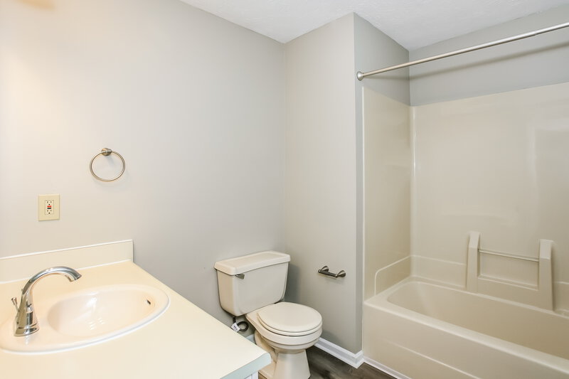 2,300/Mo, 3440 Windham Lake Rd Unit 7 Indianapolis, IN 46214 Bathroom View