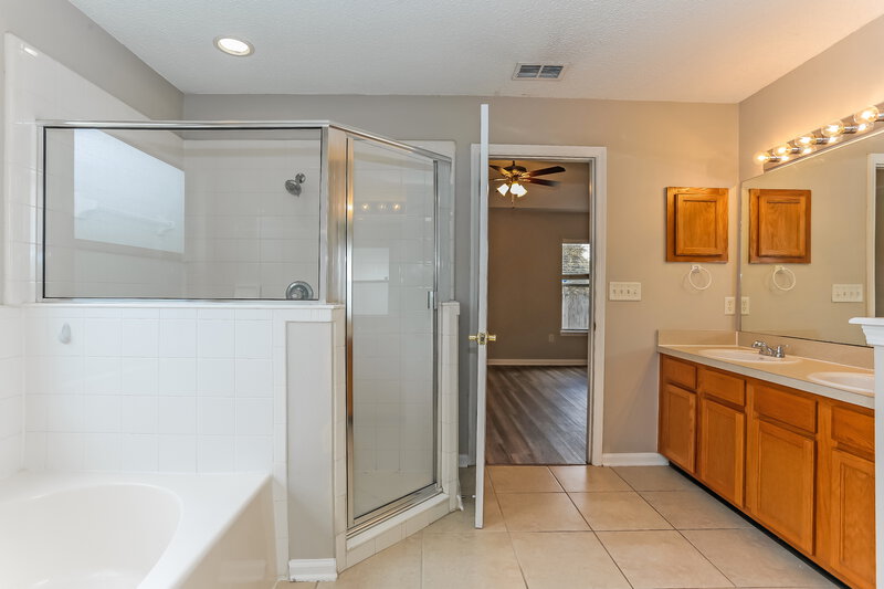 1,875/Mo, 7749 Westport Bay Dr Jacksonville, FL 32244 Main Bathroom View