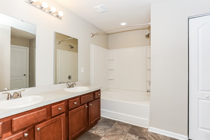 1,845/Mo, 11454 Carson Lake Dr Jacksonville, FL 32221 Main Bathroom View