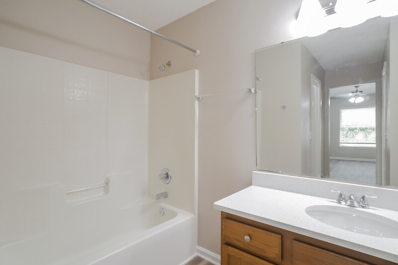 1,850/Mo, 1060 Buccaneer Blvd Green Cove Springs, FL 32043 Main Bathroom View