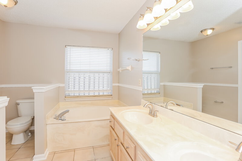 1,970/Mo, 2076 Frogmore Dr Middleburg, FL 32068 Main Bathroom View