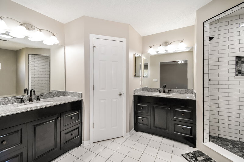 1,900/Mo, 8475 Charlesgate Cir E Jacksonville, FL 32244 Main Bathroom View