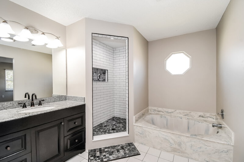1,900/Mo, 8475 Charlesgate Cir E Jacksonville, FL 32244 Main Bathroom View 2
