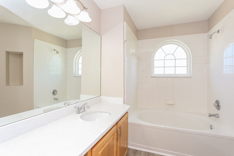 1,970/Mo, 3349 Citation Dr Green Cove Springs, FL 32043 Main Bathroom View