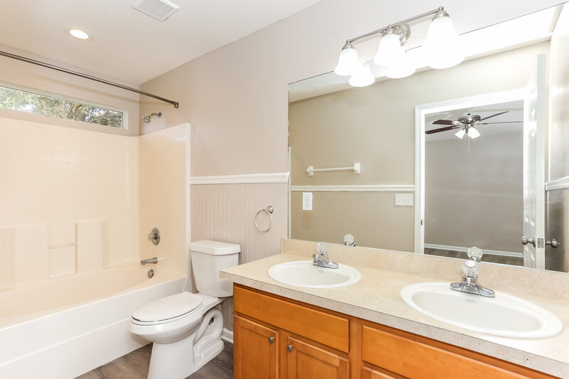 1,945/Mo, 2836 Cross Creek Dr Green Cove Springs, FL 32043 Main Bathroom View