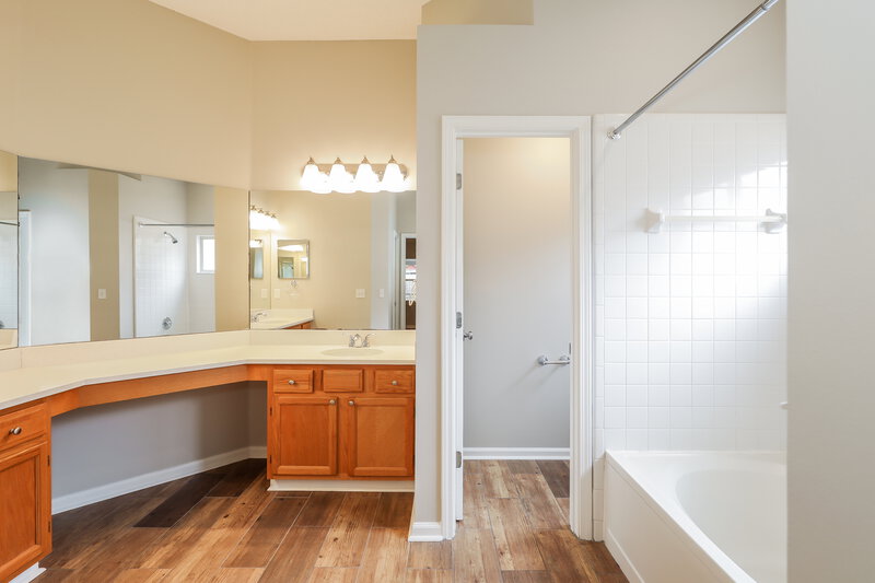 2,315/Mo, 9641 Pritmore Rd E Jacksonville, FL 32257 Main Bathroom View