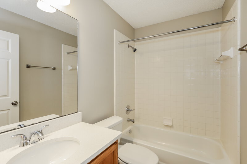 2,315/Mo, 9641 Pritmore Rd E Jacksonville, FL 32257 Bathroom View
