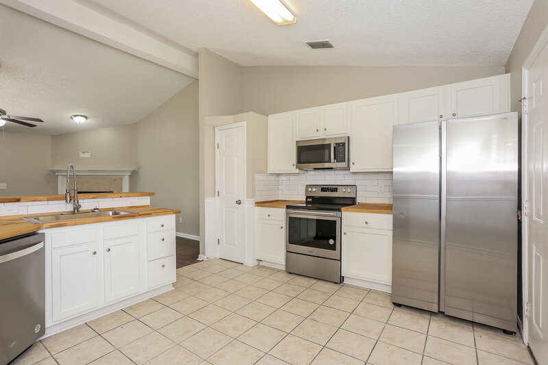 2,410/Mo, 7609 Cinnamon Tea Ct Jacksonville, FL 32244 Kitchen View