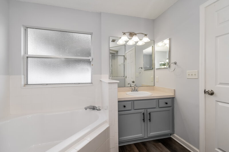 2,820/Mo, 8030 Welbeck Ln Jacksonville, FL 32244 Main Bathroom View