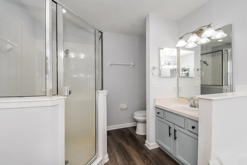 2,820/Mo, 8030 Welbeck Ln Jacksonville, FL 32244 Main Bathroom View 2