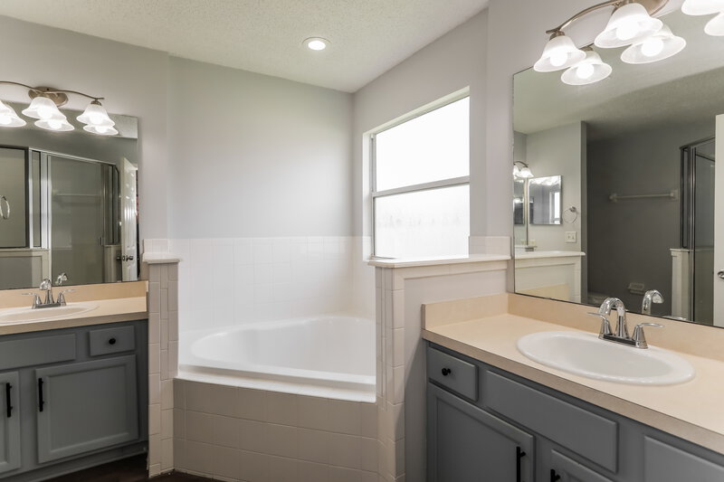 1,910/Mo, 8030 Welbeck Ln Jacksonville, FL 32244 Main Bathroom View
