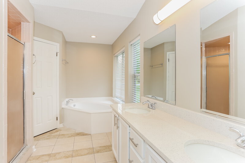 1,970/Mo, 1554 Mountain Lake Dr W Jacksonville, FL 32221 Main Bathroom View