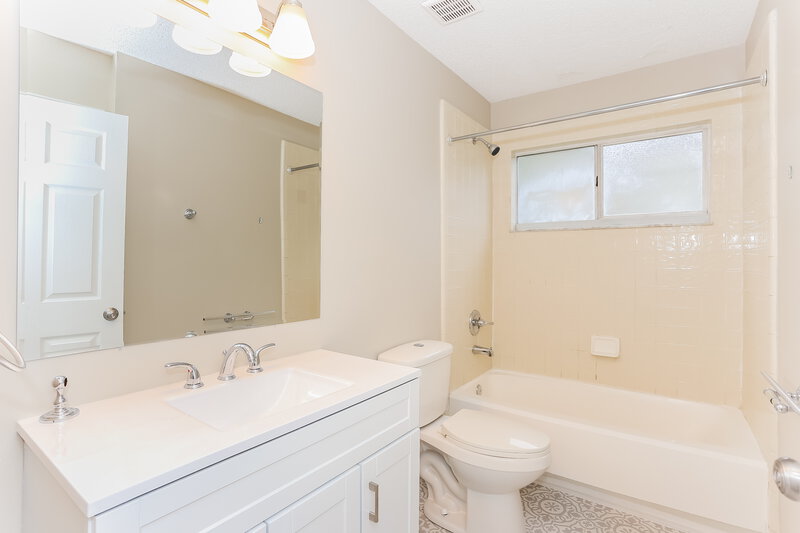 1,970/Mo, 1554 Mountain Lake Dr W Jacksonville, FL 32221 Bathroom View