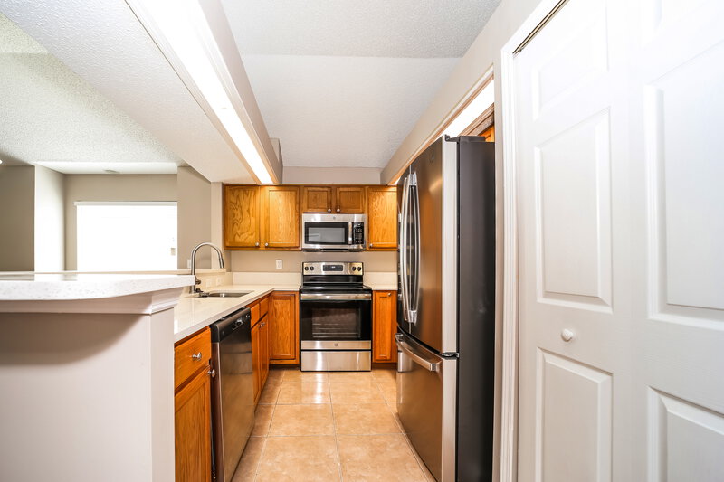 1,560/Mo, 2859 Centerwood Dr N Jacksonville, FL 32218 Kitchen View