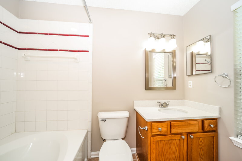 1,560/Mo, 2859 Centerwood Dr N Jacksonville, FL 32218 Main Bathroom View