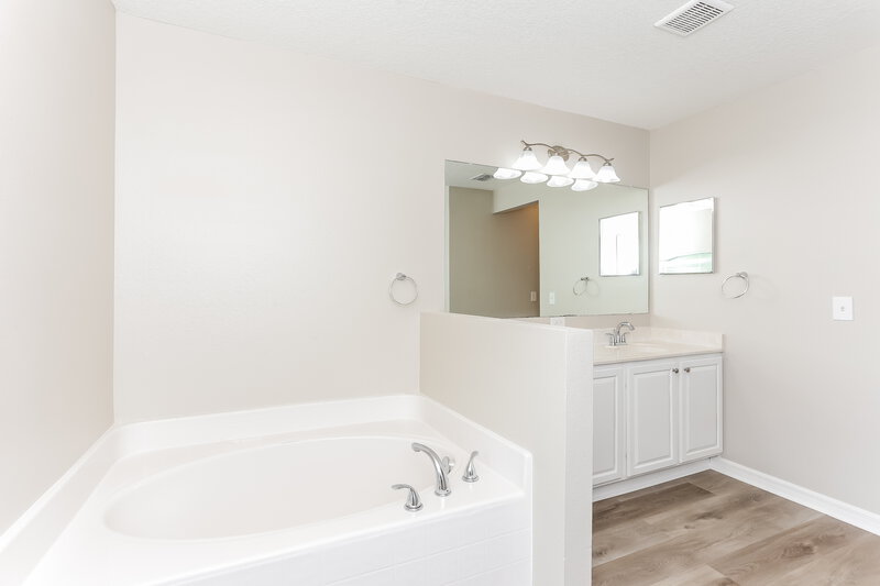 2,810/Mo, 97122 Yorkshire Dr Yulee, FL 32097 Main Bathroom View