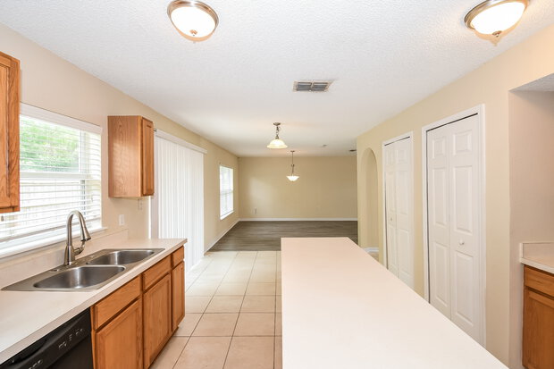 1,730/Mo, 9520 Watershed Dr N Jacksonville, FL 32220 Kitchen View 2
