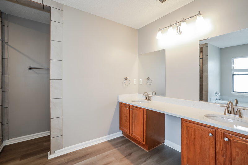 1,825/Mo, 1976 Hunters Trace Cir Middleburg, FL 32068 Main Bathroom View