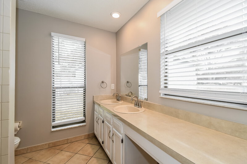 2,280/Mo, 1442 Classic Oak Ct Jacksonville, FL 32225 Main Bathroom View