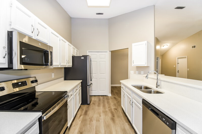 1,875/Mo, 8869 Cherry Hill Dr Jacksonville, FL 32221 Kitchen View