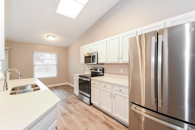 1,875/Mo, 8869 Cherry Hill Dr Jacksonville, FL 32221 Kitchen View 2