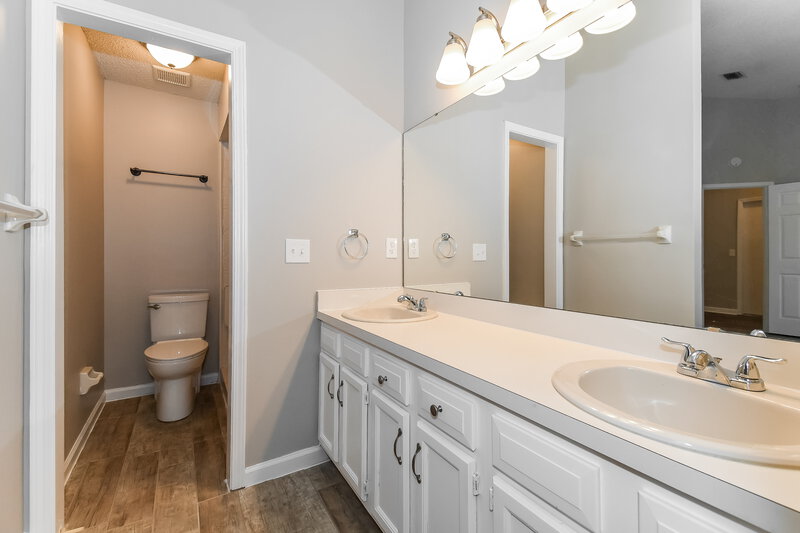 1,875/Mo, 8869 Cherry Hill Dr Jacksonville, FL 32221 Main Bathroom View