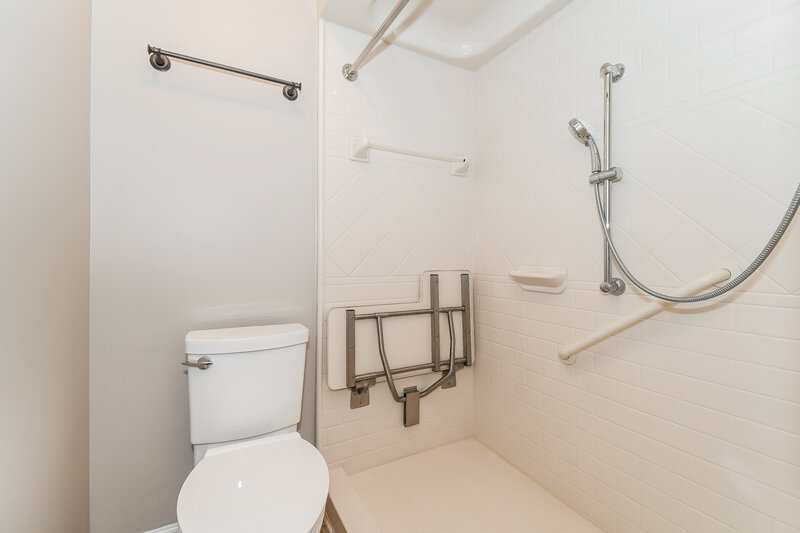 1,875/Mo, 8869 Cherry Hill Dr Jacksonville, FL 32221 Main Bathroom View 2