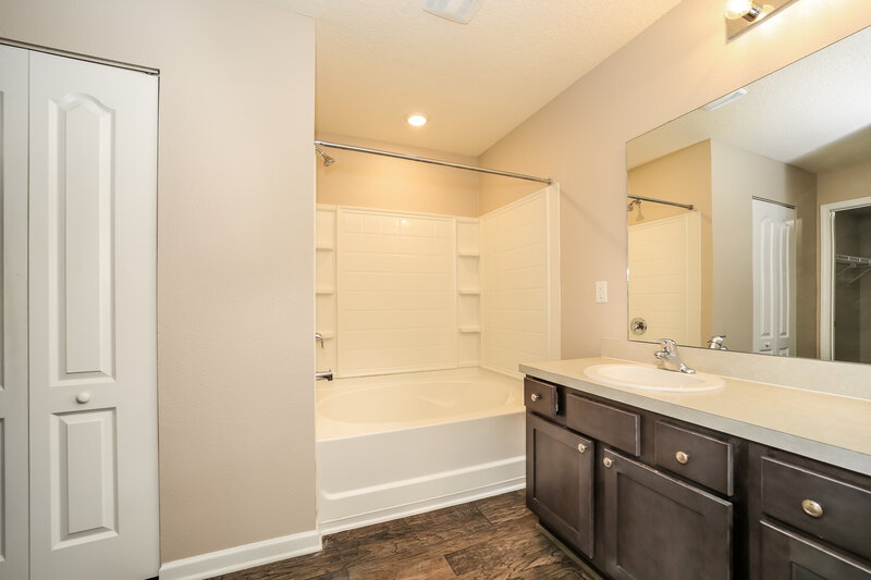 2,370/Mo, 3586 Derby Forest Dr Green Cove Springs, FL 32043 Main Bathroom View