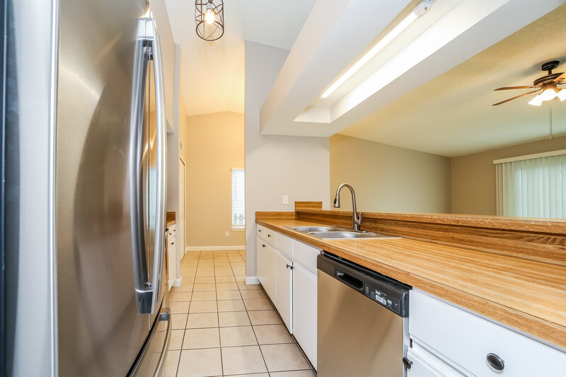 2,050/Mo, 1475 Classic Oak Rd W Jacksonville, FL 32225 Kitchen View