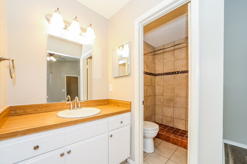 2,050/Mo, 1475 Classic Oak Rd W Jacksonville, FL 32225 Main Bathroom View