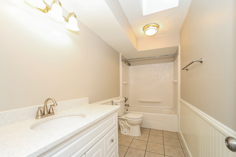 2,050/Mo, 1475 Classic Oak Rd W Jacksonville, FL 32225 Bathroom View