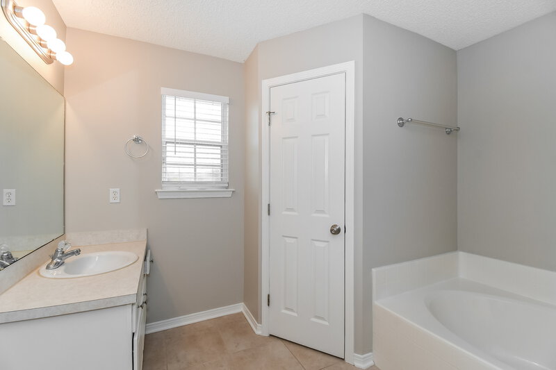 2,980/Mo, 10459 McGirts Creek Dr Jacksonville, FL 32221 Main Bathroom View