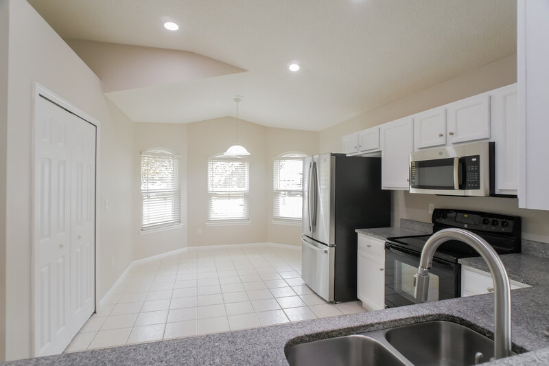 2,280/Mo, 584 Prosperity Lake Dr Saint Augustine, FL 32092 Kitchen View