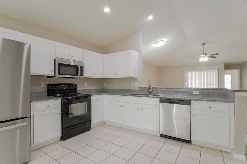 2,280/Mo, 584 Prosperity Lake Dr Saint Augustine, FL 32092 Kitchen View 2