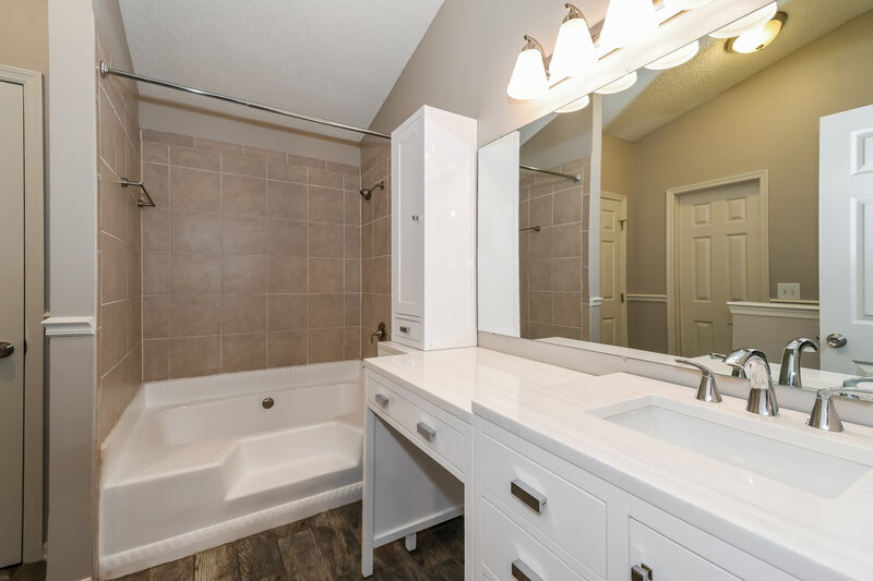 1,925/Mo, 7993 Macinnes Dr Jacksonville, FL 32244 Main Bathroom View