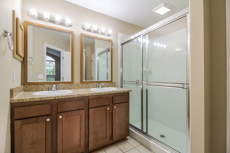 2,080/Mo, 8028 Bannockburn Dr Jacksonville, FL 32244 Main Bathroom View